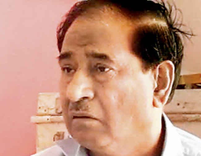 उर्दू के शिक्षक ने अंगरेजी व संस्कृत की कॉंपियां जांचीं