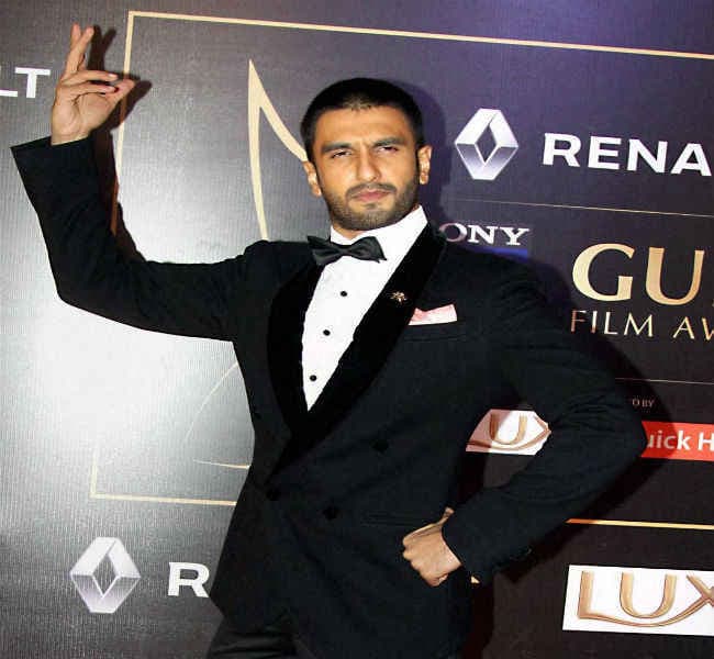 VIDEO: रणवीर ने देखी ‘सुल्तान'', पेरिस के थियरेटर में जमकर थिरके