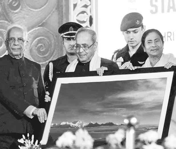राष्ट्रपति पहुंचे दार्जिलिंग, ममता ने किया स्वागत