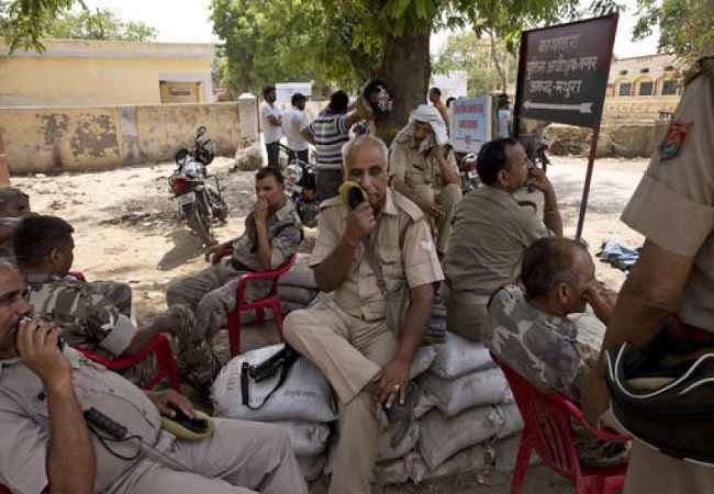 यूपी : जवाहर बाग कांड में एसपी को छोड़कर भाग जाने वाले 4 सिपाही निलंबित