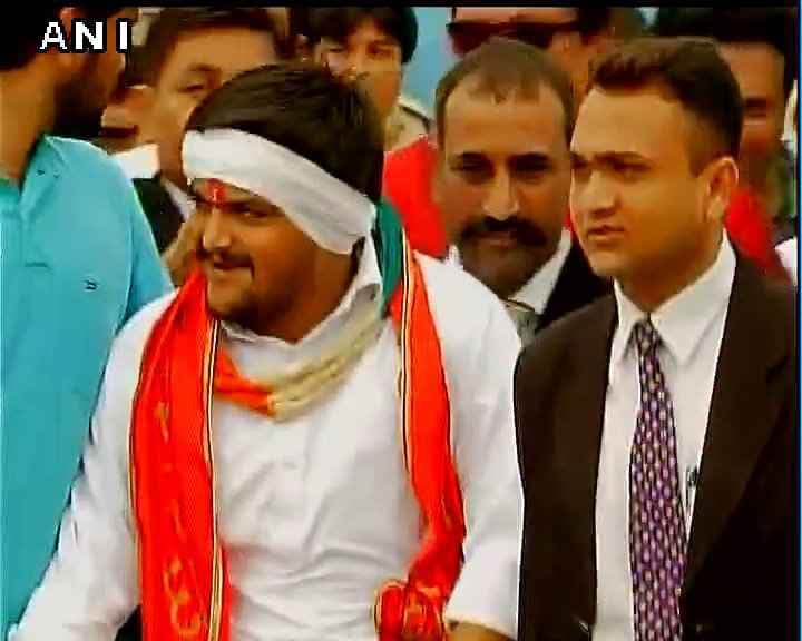 Video : 9 महीने बाद जमानत पर रिहा हुए पटेल आरक्षण आंदोलन के नेता हार्दिक