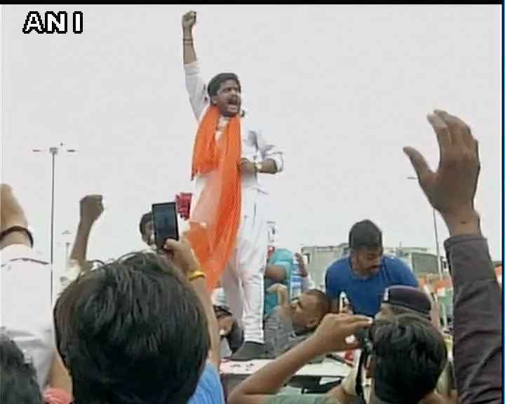 रिहा होते ही हार्दिक ने मोदी पर साधा निशाना - 56 इंच का सीना नहीं, अधिकार चाहिए