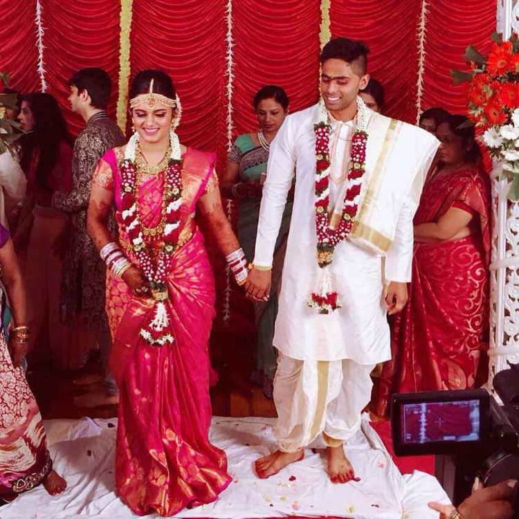 देविशा ने किया केकेआर के सूर्य कुमार को बोल्ड, ट्विटर पर डाली शादी की तसवीर