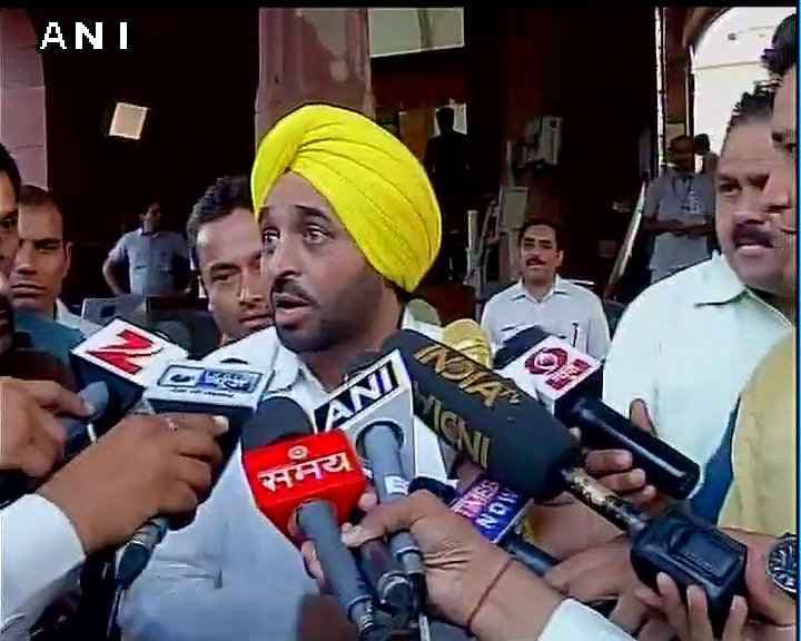 आप सांसद भगवंत मान ने फेसबुक पर लोकसभा का वीडियो किया लाइव, विवाद में घिरे