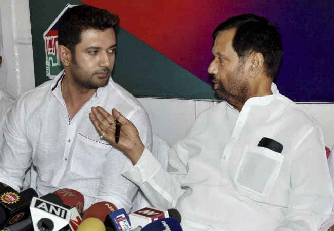 मायावती मामले पर बोले रामविलास, कीचड़ से कीचड़ साफ नहीं होता