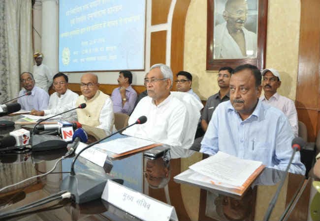 बिहार में बाढ़ को लेकर नीतीश ने की उच्चस्तरीय बैठक, अधिकारियों को दिया निर्देश