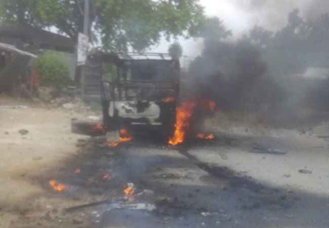 बिहार : मोतिहारी के तेतरिया खैरवा में तनाव, ग्रामीणों ने पुलिस वाहन को फूंका