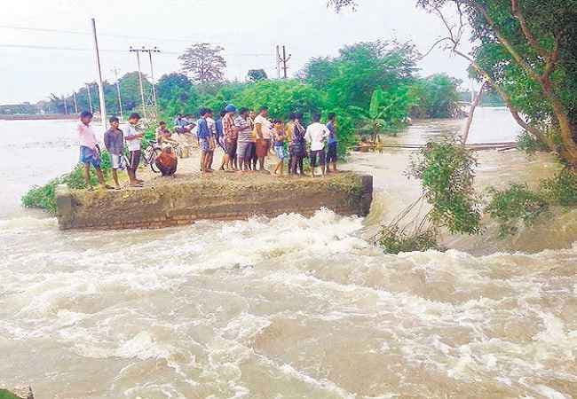 कोसी नदी में फंसे बीडीओ-सीओ समेत 35 लाेगों को सुरक्षित निकाला गया