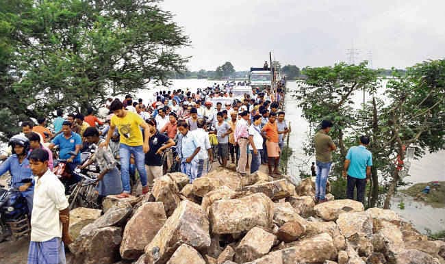 महानंदा नदी का बांध काटा, फैला पानी