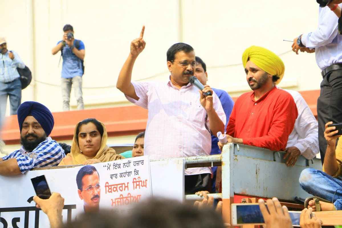 पेशी के दौरान केजरीवाल की ललकार- मजीठिया में हिम्मत है तो मुझे करें गिरफ्तार