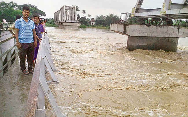 बिहार के 12 जिलों में बाढ़ : अब तक 26 लोगों की मौत, भेजी गयी NDRF की टीम