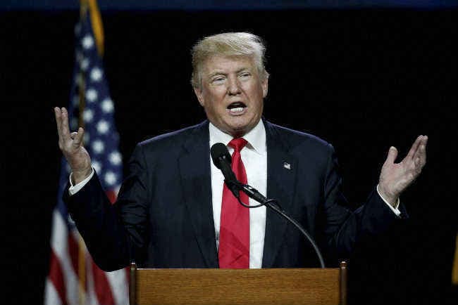 मुस्लिम अमेरिकी सैनिक पर बोलकर फंस गये ट्रंप, चौतरफा हमला