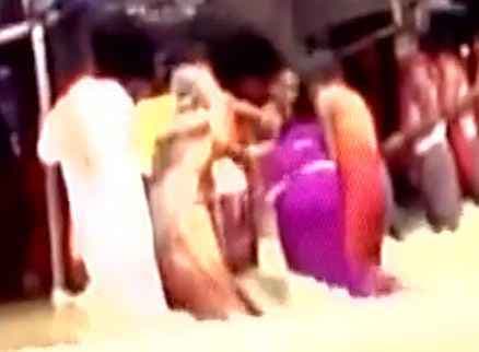 नदी में बह गयी महिला, पास खड़े लोग करते रह गये बचाने की कोशिश, Video