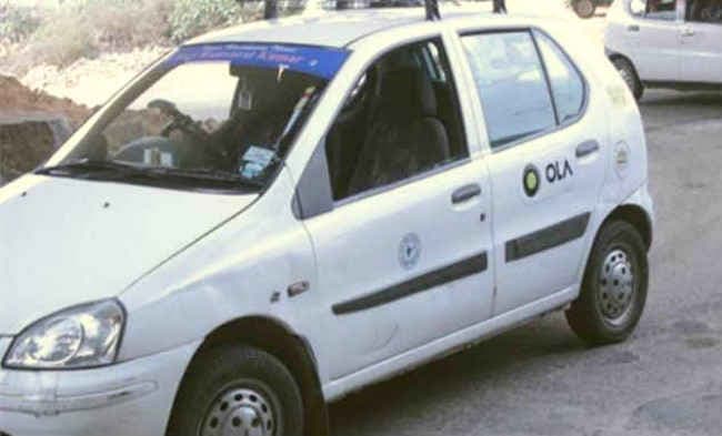 OLA ड्राइवर की दादागीरी, महिला को पहले कार को मारा धक्का फिर छीनने लगा चाबी