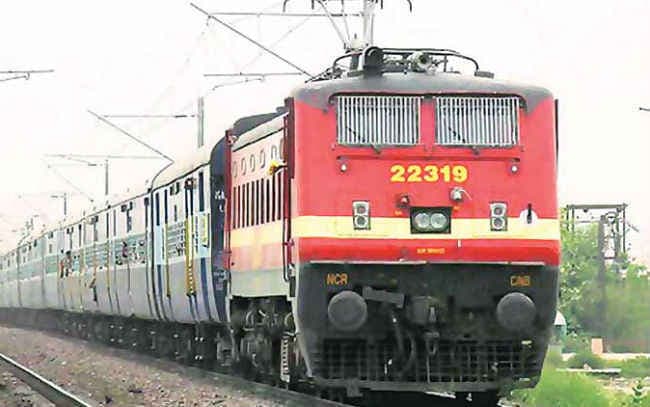 गुस्साये यात्रियों ने बदलापुर में ट्रेनें रोकीं, उपनगरीय सेवा प्रभावित