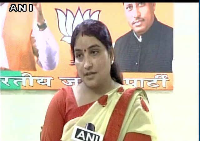 कठेरिया की पत्नी ने कहा, आजम खान की भैंस की तरह हो मेरे कुते की तलाश, VIDEO