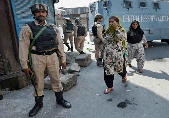 कश्मीर : कर्फ्यू जारी, मरने वालों की संख्या बढकर 56 हुई