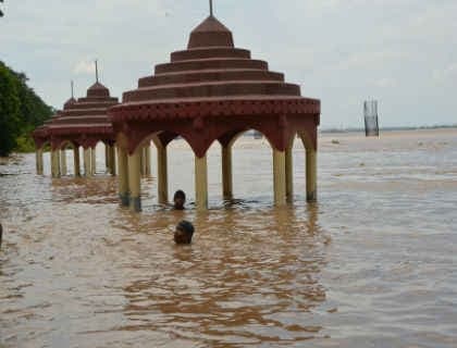 पटना में गंगा ने दिखाया अपना रौद्र रूप, खतरे के निशान से ऊपर, निगरानी जारी
