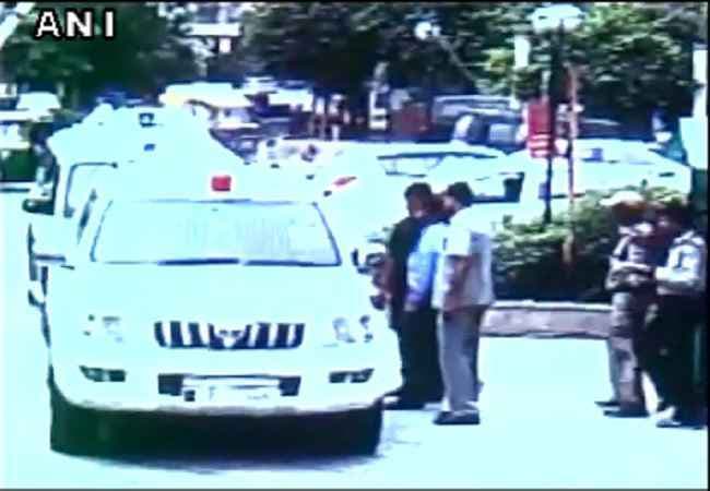 केंद्रीय मंत्री के सुरक्षाकर्मी की दबंगई, 2 मिनट की देरी पर गार्ड को खींचा, फिर पीटा, VIDEO वायरल