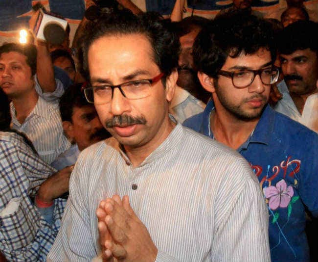 आस्था के मसले पर लक्ष्मण रेखा पार ना करें कोर्ट : शिव सेना