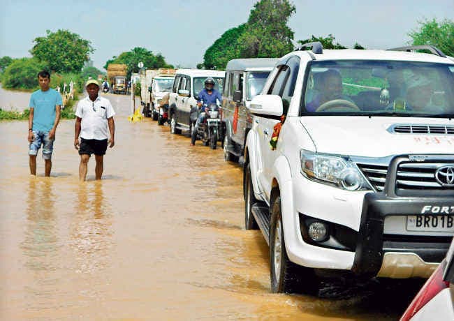 बिहार में बाढ़ : NH तक पहुंचा गंगा का पानी, ट्रेनें भी बाधित