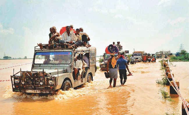 बारिश से आधे देश में तबाही, लाखों बेघर, मध्य प्रदेश में 25 लोगों की मौत