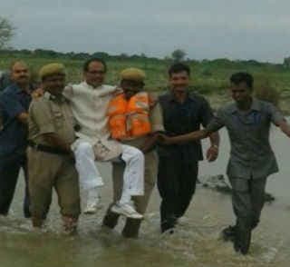 मध्यप्रदेश: गोद में शिवराज, सोशल मीडिया में बवाल