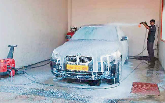 नदियों को बहने दो-2 : गाड़ी धोने पर खर्च होता है करोड़ों लीटर पानी