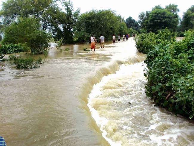 एनएच 80 पर बह रहा पानी, कई जगहों का टूटा संपर्क