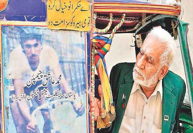 ओलिंपिक में भाग ले चुके 81 वर्षीय मोहम्मद आशिक लाहौर में रिक्शा चलाने को मजबूर