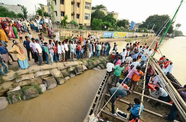 बाढ़ राहत-बचाव : आप उस पार चलें, हम लेने आये हैं