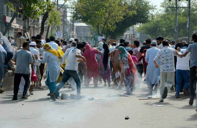जम्मू-कश्मीर : पुलवामा जिले में भी लगा कर्फ्यू, घाटी में प्रतिबंध जारी