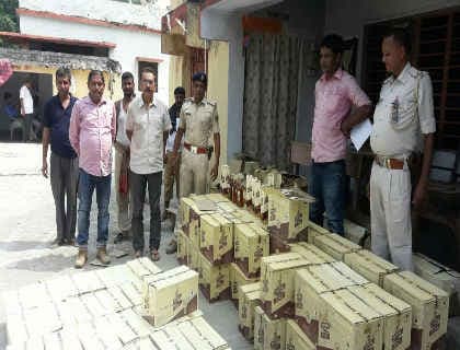 चिप्स और कुरकुरे लदे ट्रक से शराब की तस्करी, लाखों की शराब बरामद