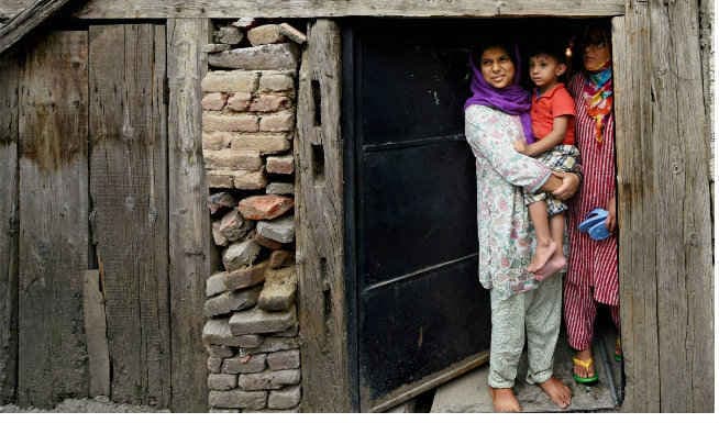 कश्मीर : मार्च निकालने की अलगाववादियों की योजना विफल, कुछ इलाकों में कर्फ्यू का विस्तार