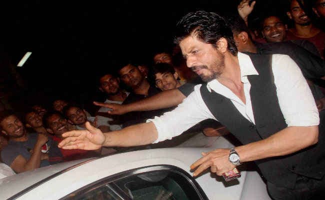 पाक के फैन ने शाहरुख के लिए बनाई सैंडल, जाना पड़ा जेल