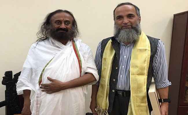 श्री श्री रविशंकर से बुरहान वानी के पिता ने की मुलाकात