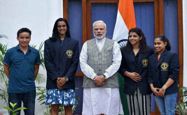 खेल रत्न से मिले प्रधानमंत्री नरेंद्र मोदी, खिलाडियों ने दिखाया मेडल