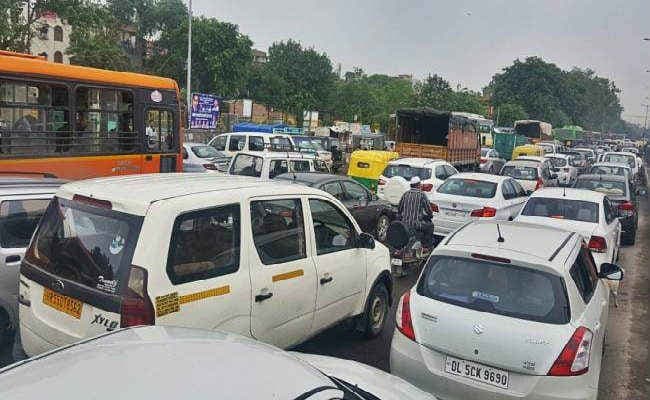 दिल्ली में भारी बारिश, कई इलाकों में लगा जाम