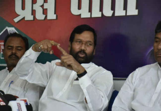 अनाज बाढ़ पीड़ितों को मुफ्त उपलब्ध करायें बिहार सरकार : पासवान