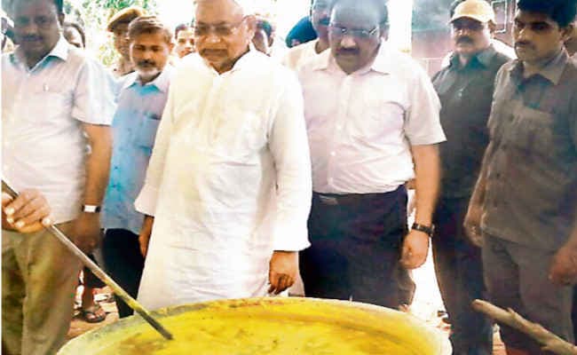 बिहार में बाढ़ से 15,000 करोड़ रुपये का नुकसान, अब तक 61 लोगों की मौत