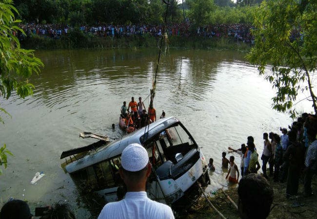 बिहार : मधुबनी में तालाब में बस गिरी, 36 के मरने की खबर, 10 शव बरामद