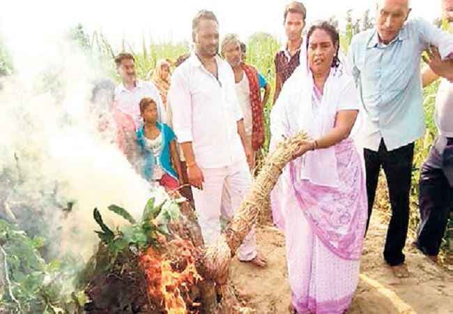बिहार : राजद नेत्री ने मां को दी मुखाग्नि