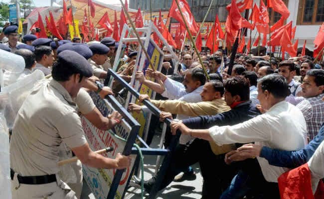 हड़ताल का देश भर में मिला-जुला असर, बैंकिग-परिवहन सेवा पर पड़ा असर