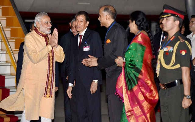 नरेंद्र मोदी वियतनाम पहुंचे, प्रवासी भारतीयों ने किया स्वागत