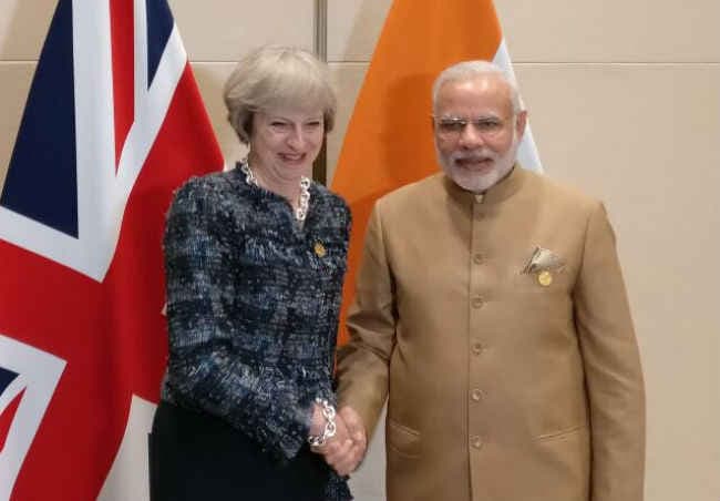 ब्रिटेन की नयी प्रधानमंत्री टेरेसा मे से PM मोदी ने की मुलाकात, भारत आने का दिया न्यौता