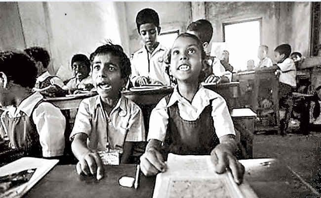 बच्चों को किस भाषा में शिक्षा दें?