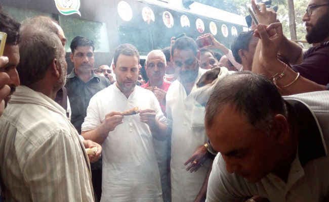 किसान यात्रा के पहले दिन राहुल ने दलित के घर पी चाय, भुट्टे का लिया स्वाद