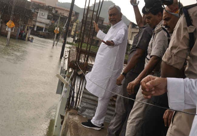 नीतीश का अधिकारियों को सख्त निर्देश, राहत-बचाव कार्य में कोताही बरदाश्त नहीं