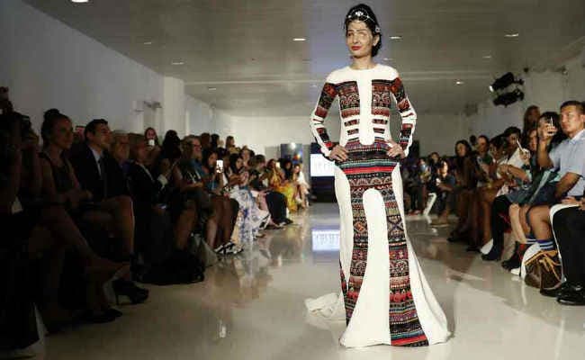 अमेरिका में भारतीय तेजाब पीडिता रैंप पर उतरी