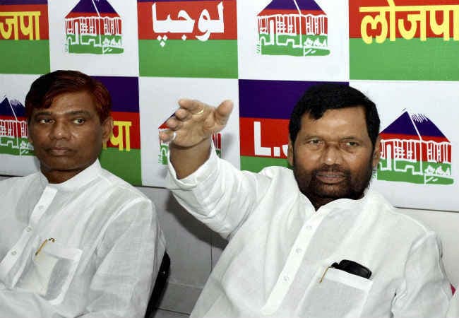 नीतीश के माथे सिर्फ ताज है, राज तो लालू का है : रामविलास